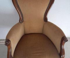 Poltrona in legno intagliato con rivestimento in tessuto Velluto beige
