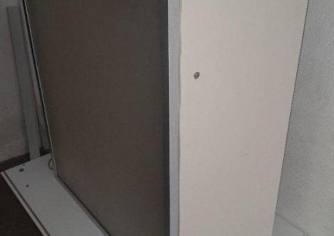 Pensile bianco e sportello telaio in Alluminio e pannello policarbonato opaco. - 3/4