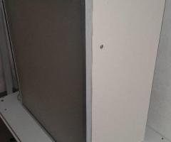 Pensile bianco e sportello telaio in Alluminio e pannello policarbonato opaco. - 3