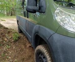 Furgone semi camper con struttura amovibile.
