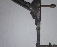 Batacchio Battente in Ferro Forgiato Antico a forma di Cristo XVIII secolo completo - 3